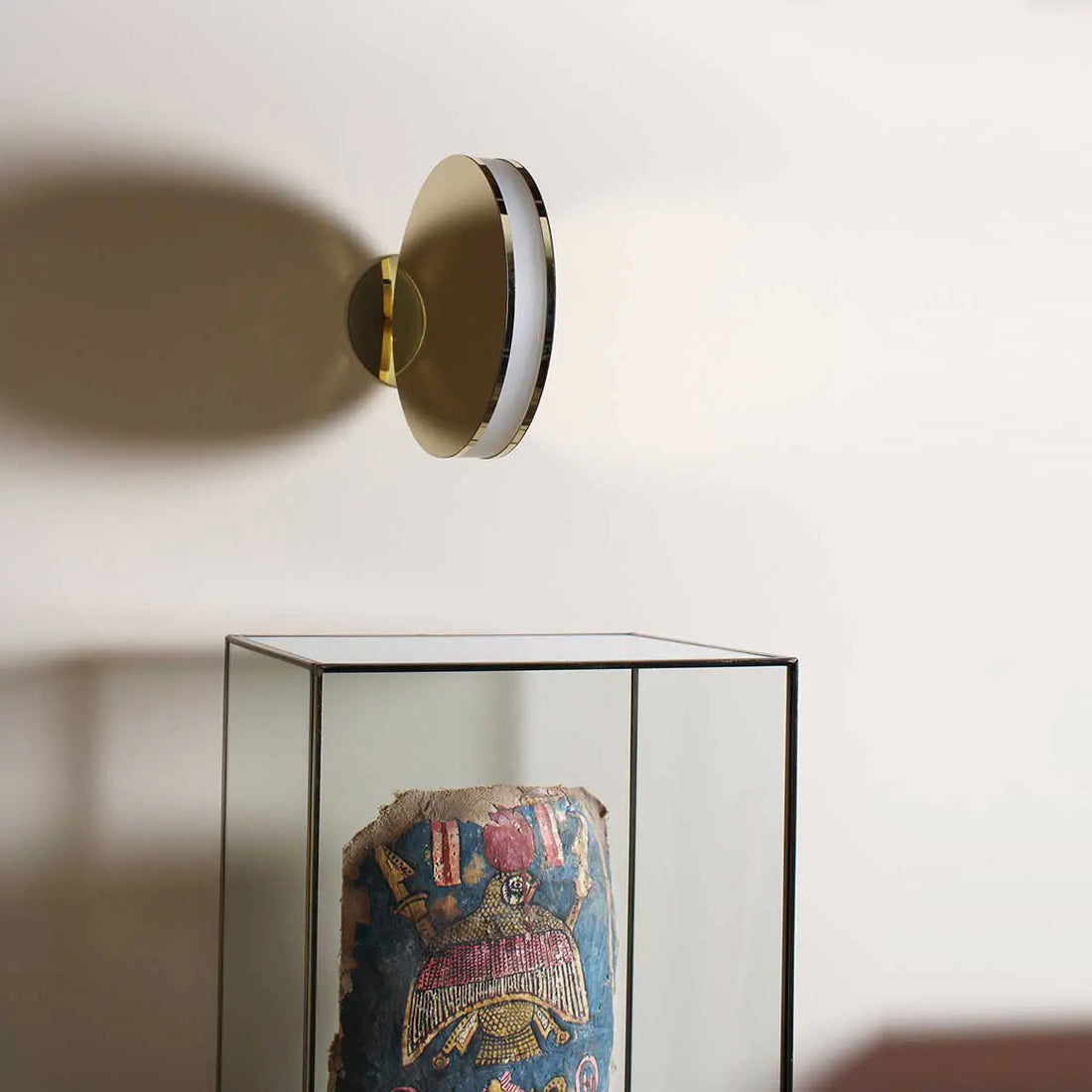 Goldene LED-Wandleuchte MYRA im modernen Design, ideal für stilvolle Wohnräume oder elegantes Hotel-Ambiente