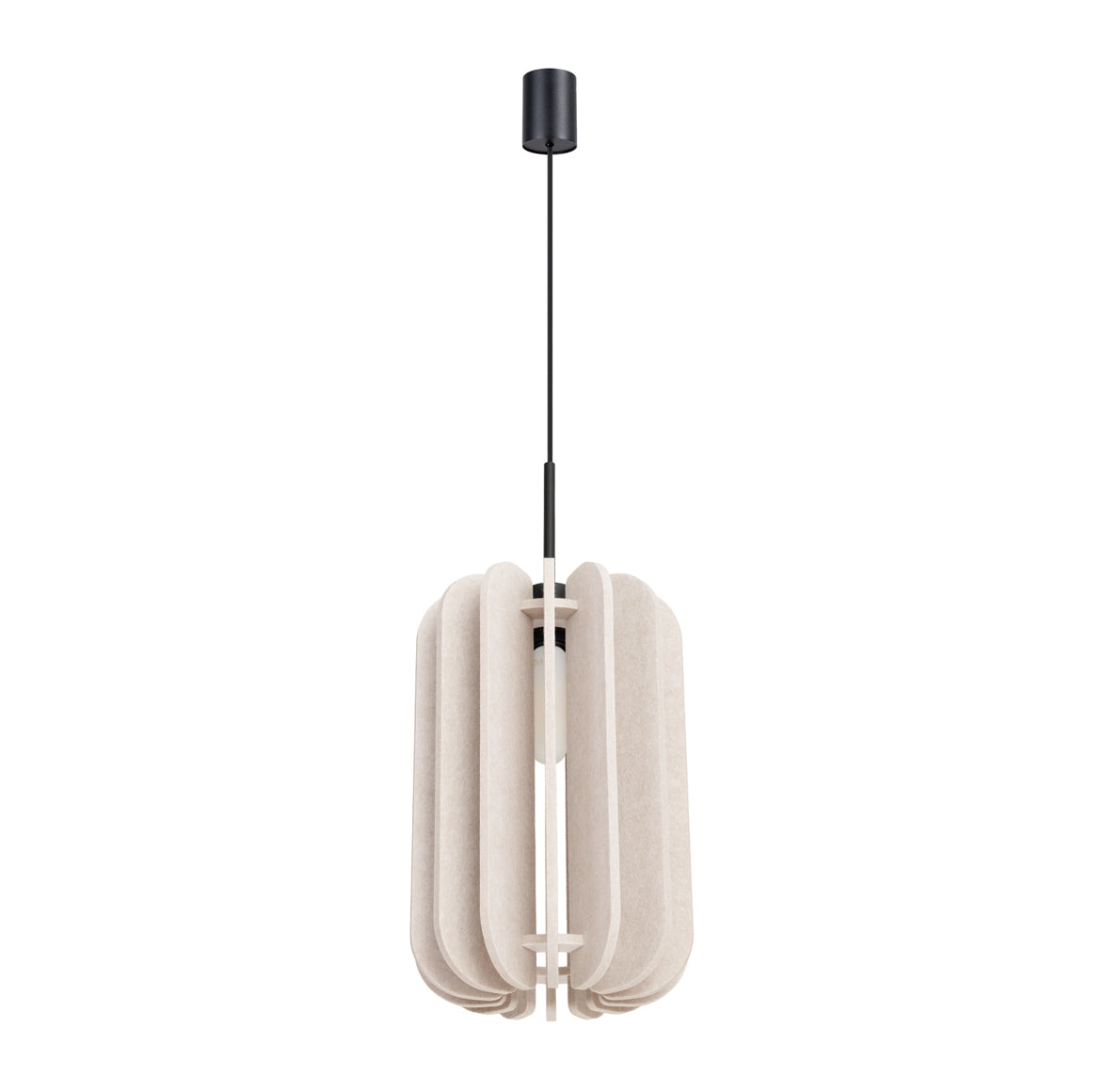 Moderne Hängelampe aus beige-farbigen filz-lamellen, die schmal und hoch ist und schalldämmend durch das material