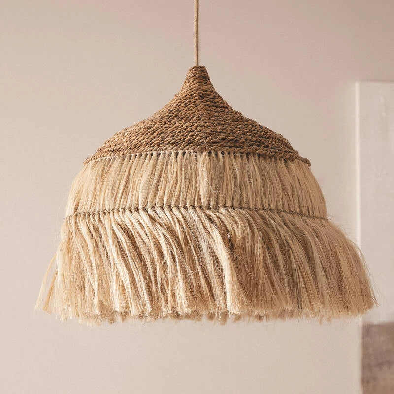 Hängelampe aus Naturmaterial mit Fransen im Boho Chic