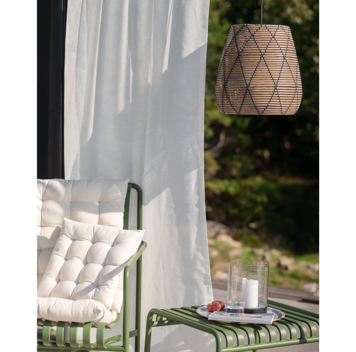 Outdoor Esstisch mit Hängelampe LOLLO aus PolyRattan in warmem Licht
