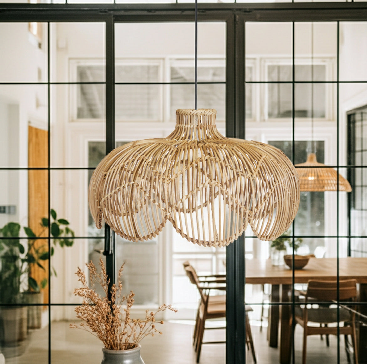 Handgeflochtene Rattan Lampe BELLE von PR Home Detailaufnahme Flechtung. Die zweilagige Flechtung sorgt für ein einzigartiges Lichtspiel.