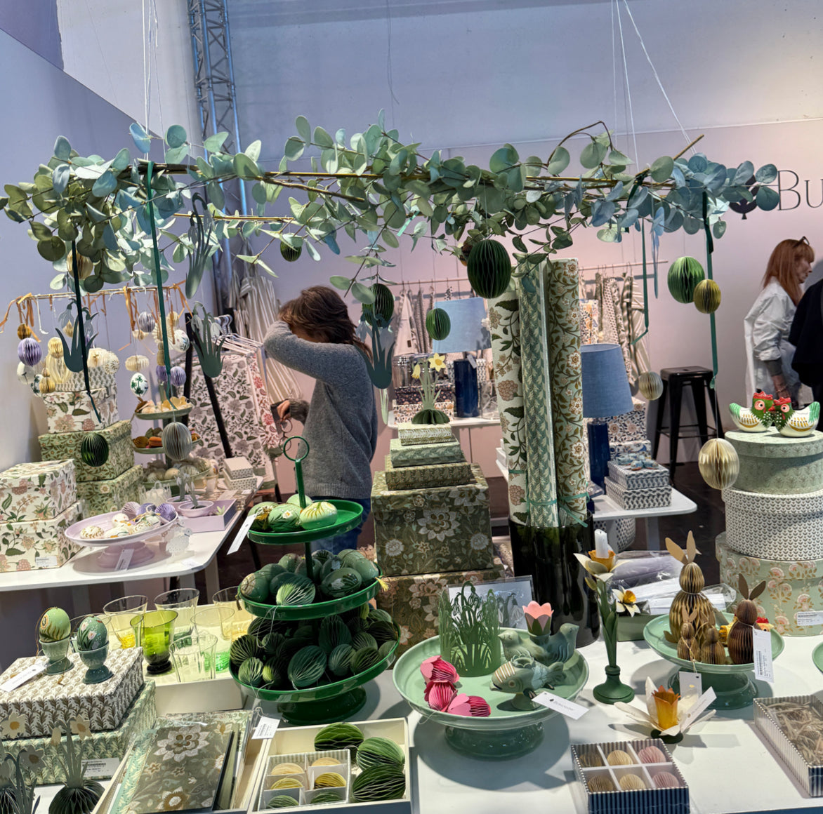 Hängende Deko ovaler ring gold mit Eukalyptus Zweigen Kunstblumen und Osterdeko von Bungalow DK über dem Tisch