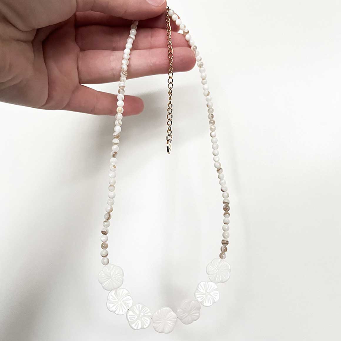halskette schmuck modeschmuck blüten weiss beige perlmutt geschenk sommerschmuck biba soulbirdee onlineshop
