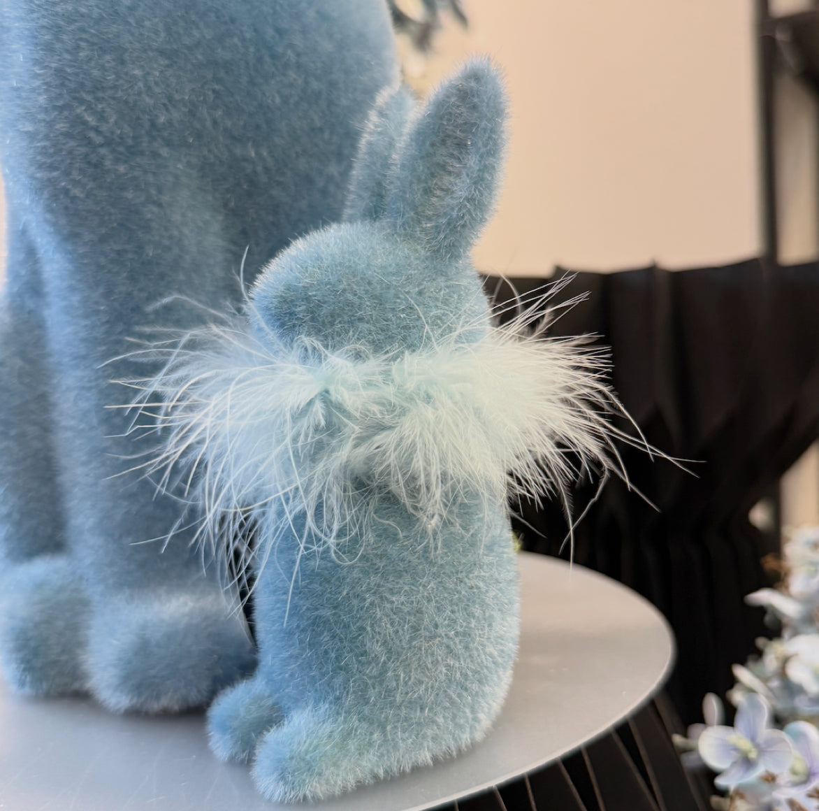 Hellblauer Samt-Hase mit Feder Boa 