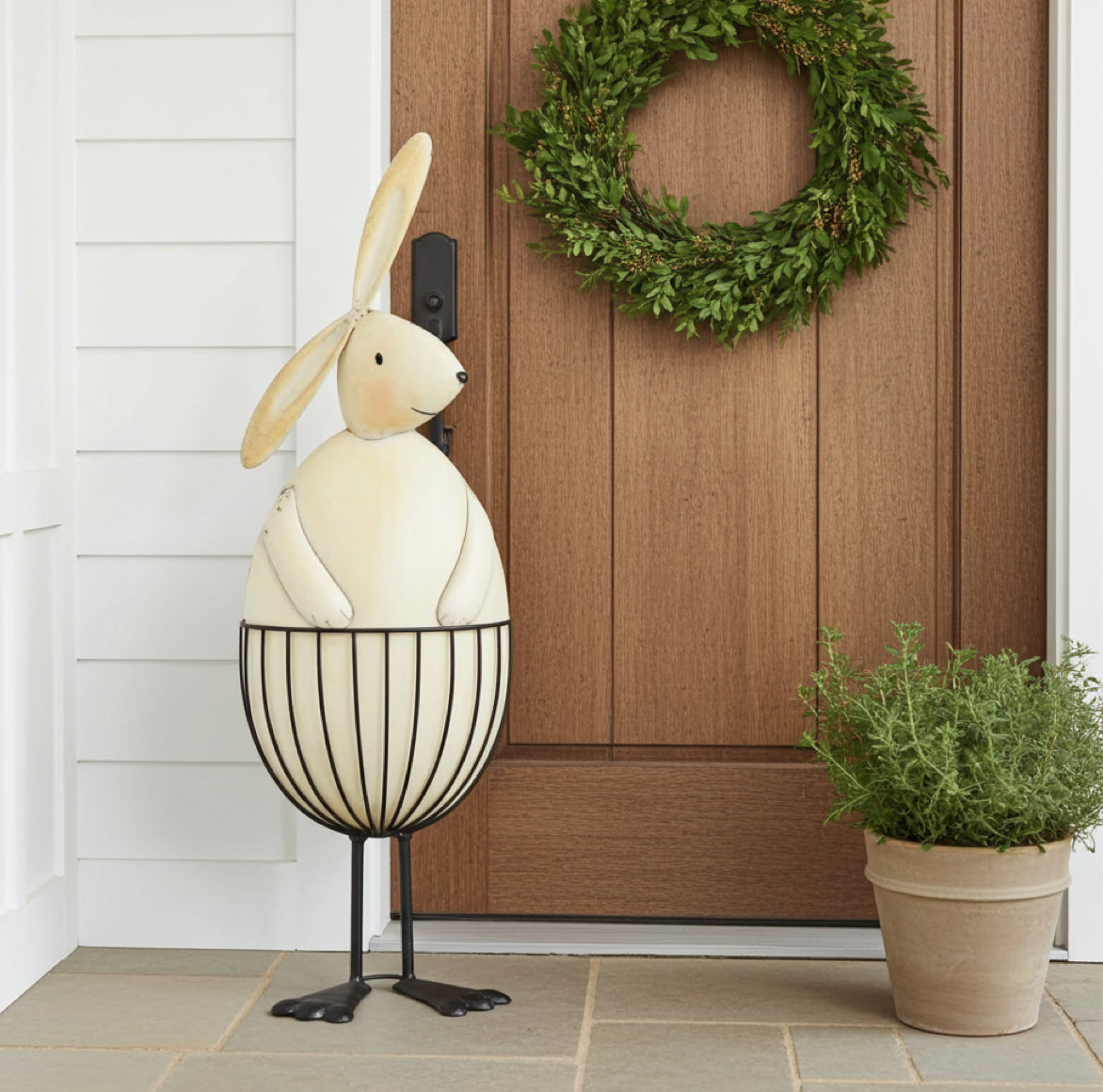 Osterhase Metallfigur mit Blumenkorb als Hauseingang Deko im Landhaus Stil von Baden