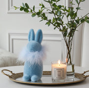 Hellblauer Samt-Hase Stuppsi mit Feder Boa im Boho stil als moderne deko auf einem dekotablett