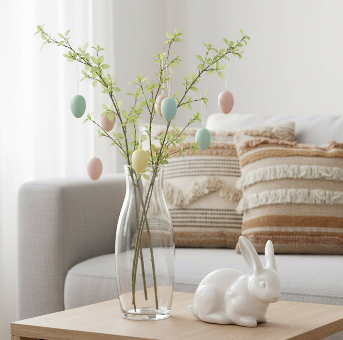 weißer Hase Felix  aus Keramik mit glänzender Glasur als Osterdeko