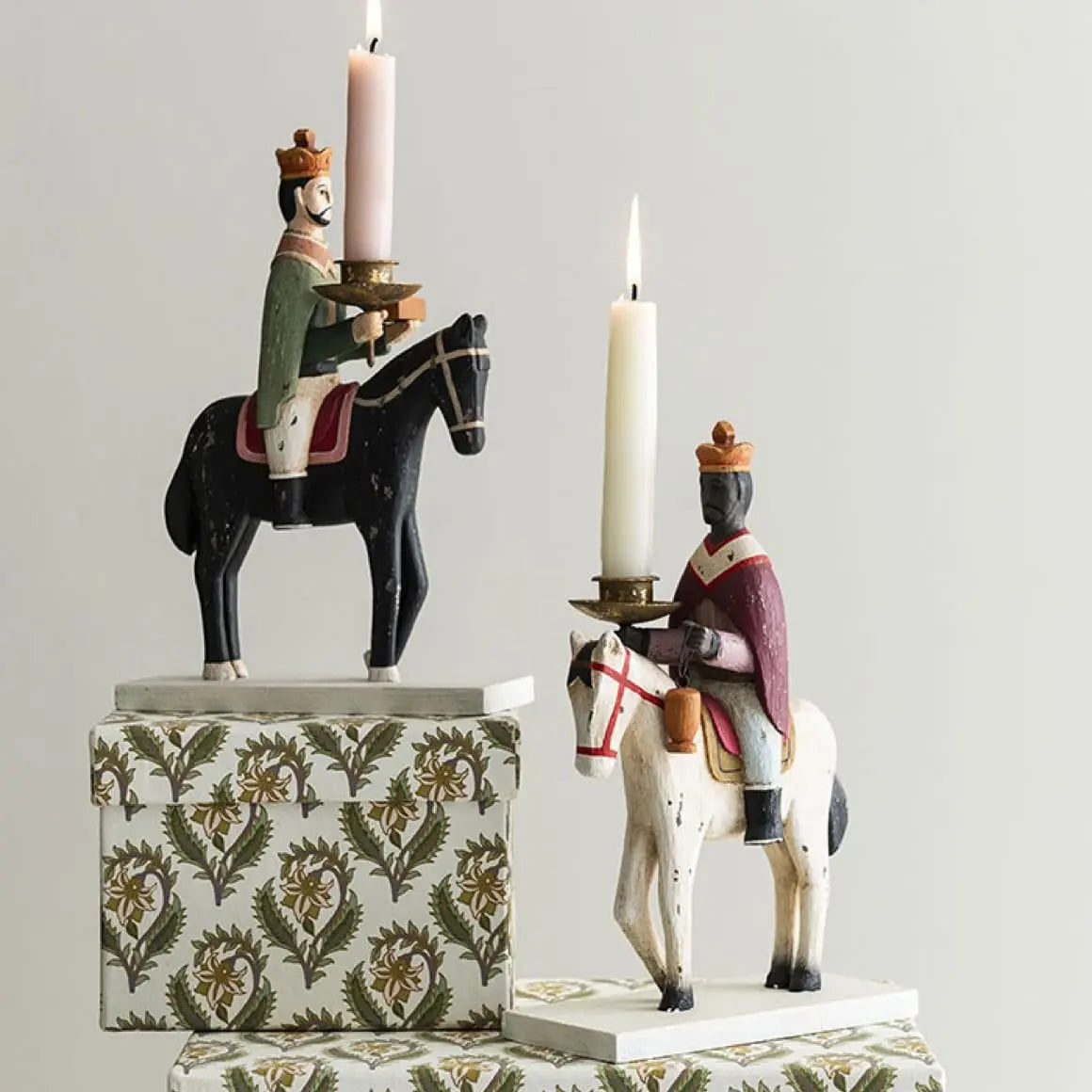 Heilige Drei Könige Figuren Set als elegante Weihnachtsdeko im Wohnzimmer