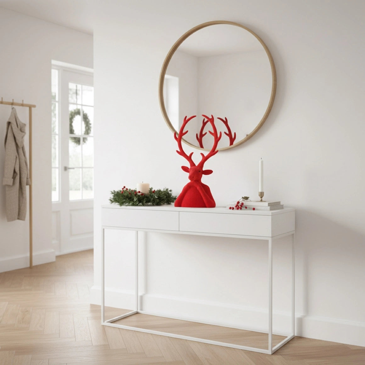 Moderne Sideboard Deko mit rotem Hirsch in Samtoptik für Advent und Winter