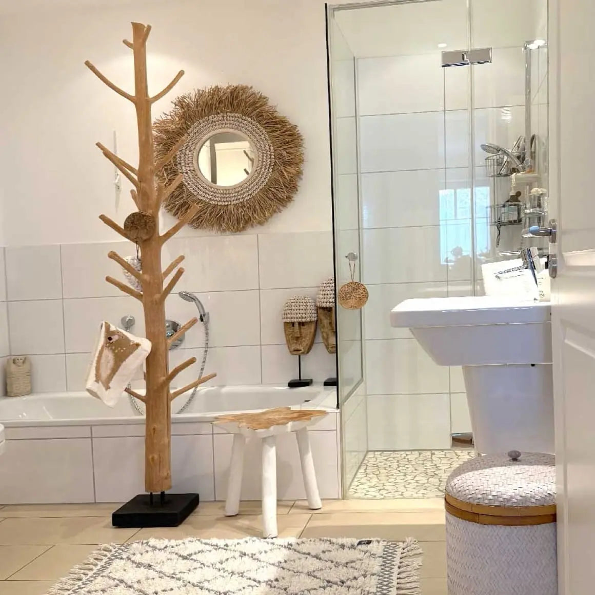 Kleiner flexibler Holztisch als Ablage im Badezimmer