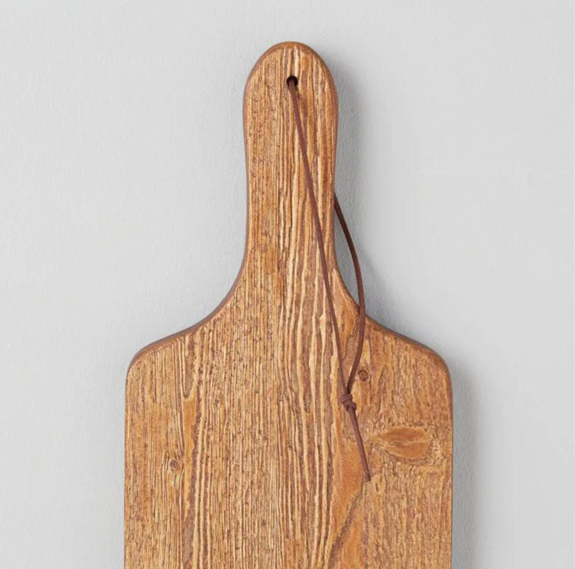 Nahaufnahme: Handgefertigtes Holztablett 56 cm aus europäischem Altholz.