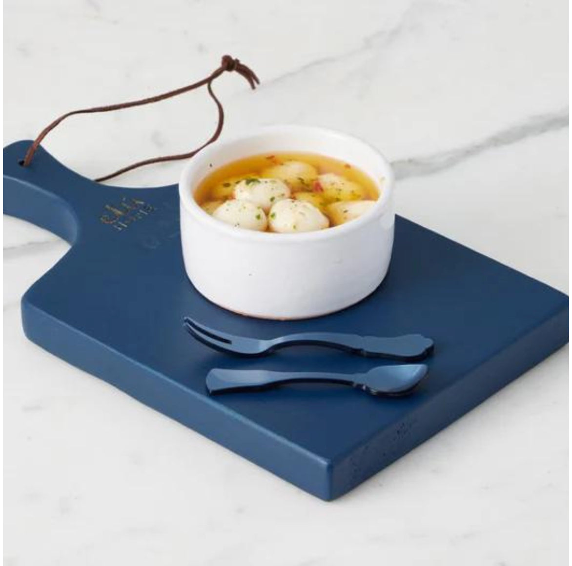 Kleines blaues Servierbrett für trockene Snacks und Interior-Deko.