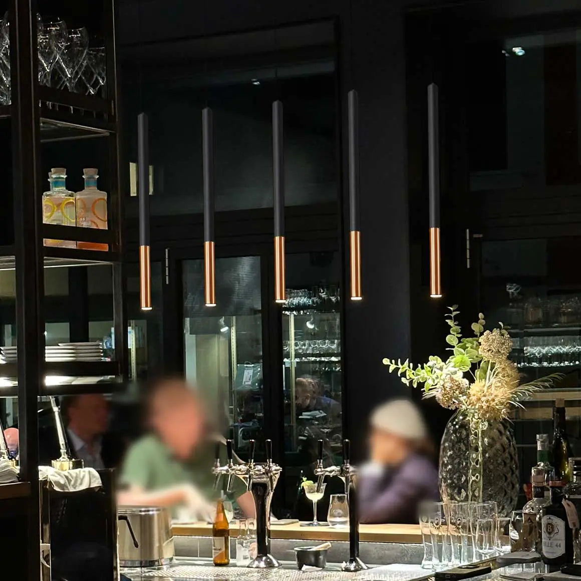 Moderne Pendelleuchten über einer stilvollen Hotelbar