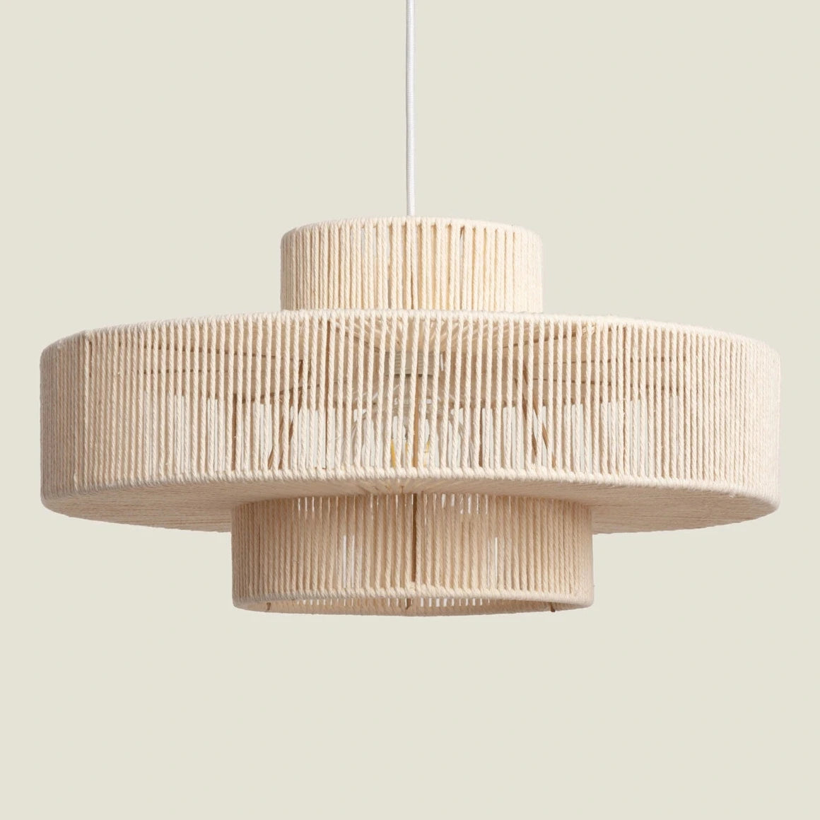 Japandi Pendelleuchte Alma aus Baumwollseil in Beige als skulpturale Design Hängelampe für Esstisch und Interior