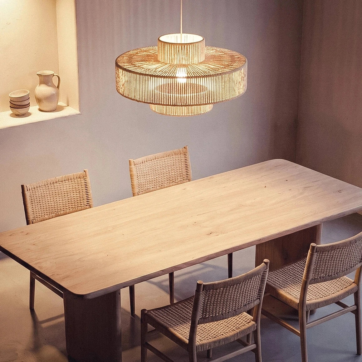Japandi Pendelleuchte Alma in einem Restaurant über einem Holz-Tisch mit natürlicher Lichtstimmung im Interior Design