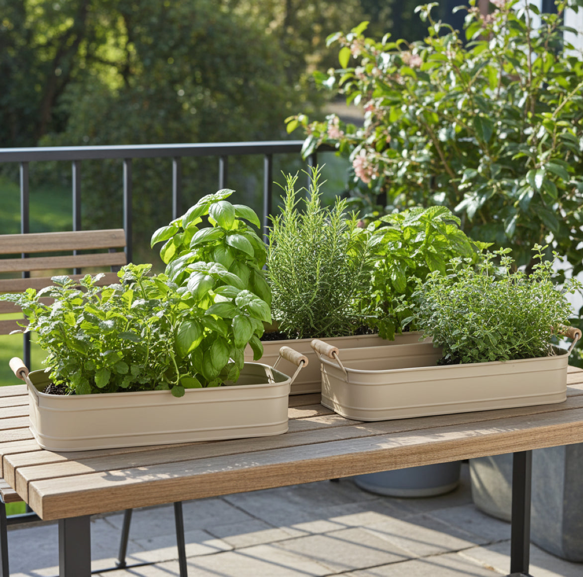 Beige farbigre Jardinier aus Metall als Pflanzkasten im Landhaus Stil für Kräuter