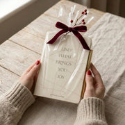 Beige-farbiges Journal Tagebuch mit goldenem Stift zum Mitnehmen für unterwegs "Find what brings you joy"