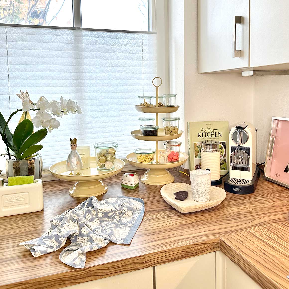 Kaffeebar Styling zuhause etagere Cafe Kaffee Bar Küchendeko soulbirdee onlineshop vanille creme weiss deko