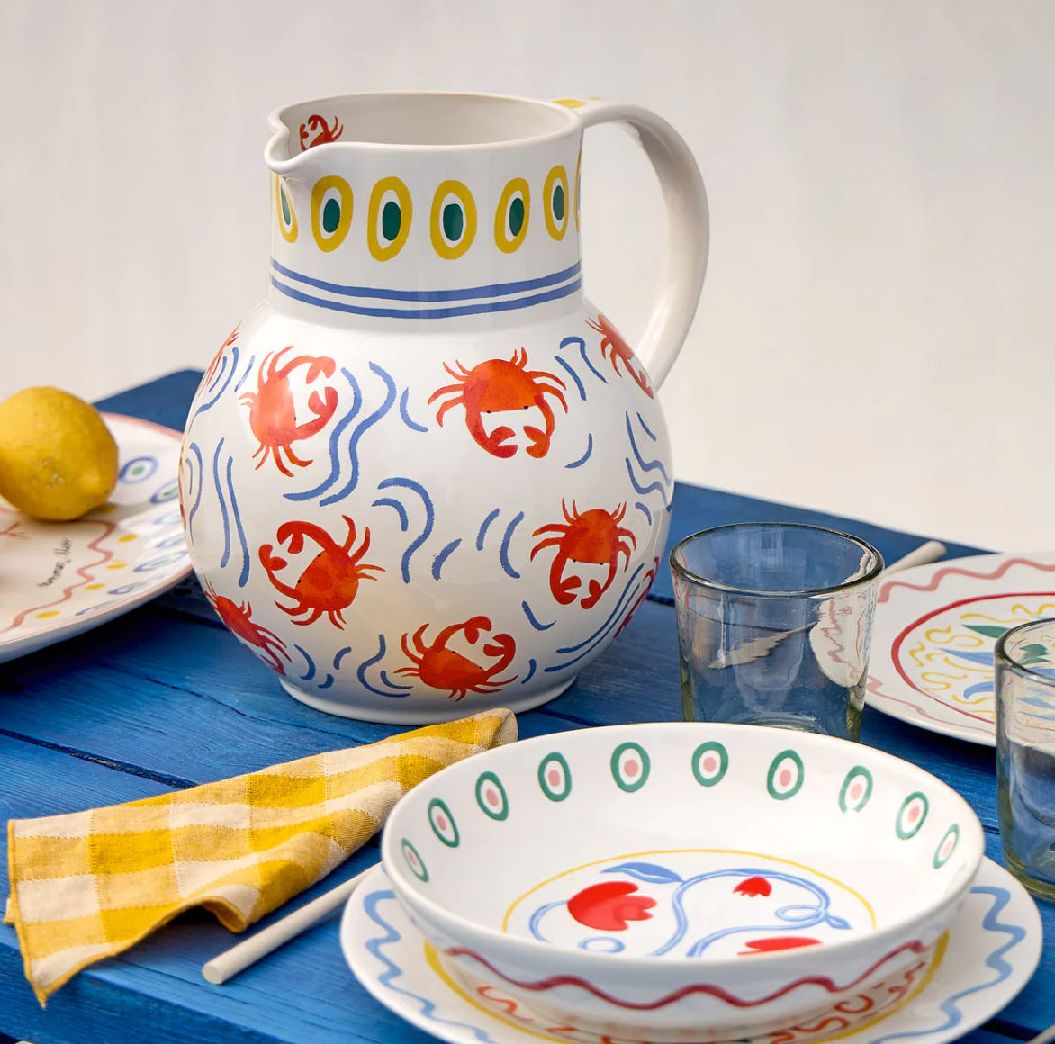 Karaffe mit Krebsen oder Krabben bemalt als Servierkrug für Getränke und als mediterrane Tischdeko aus der Geschirr Kollektion von Costa Nova