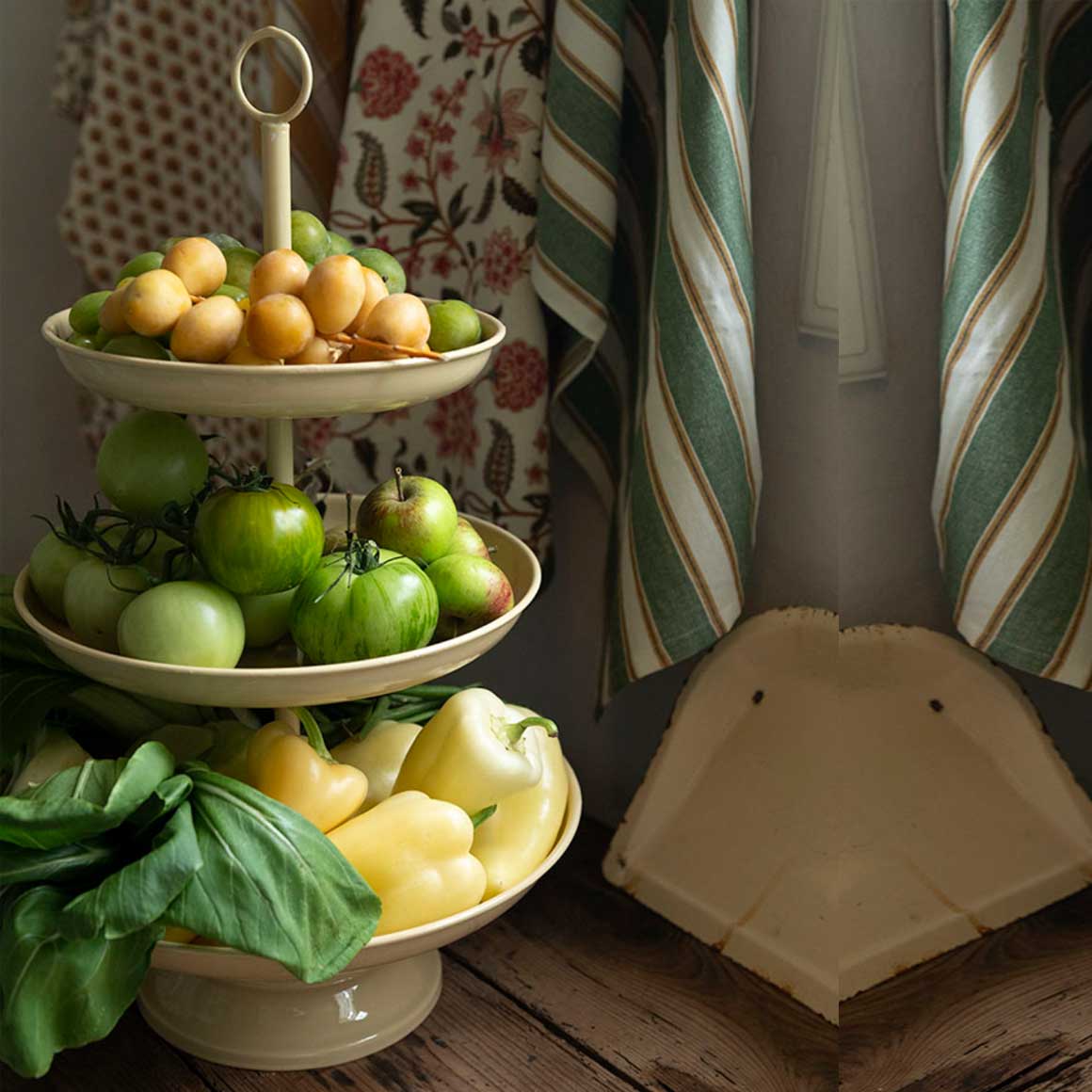 küchendeko landhaus landhausstil vanille creme etagere 3 etagen rund emaille nostalgie nostalgisch Bungalow DK soulbirdee onlineshop