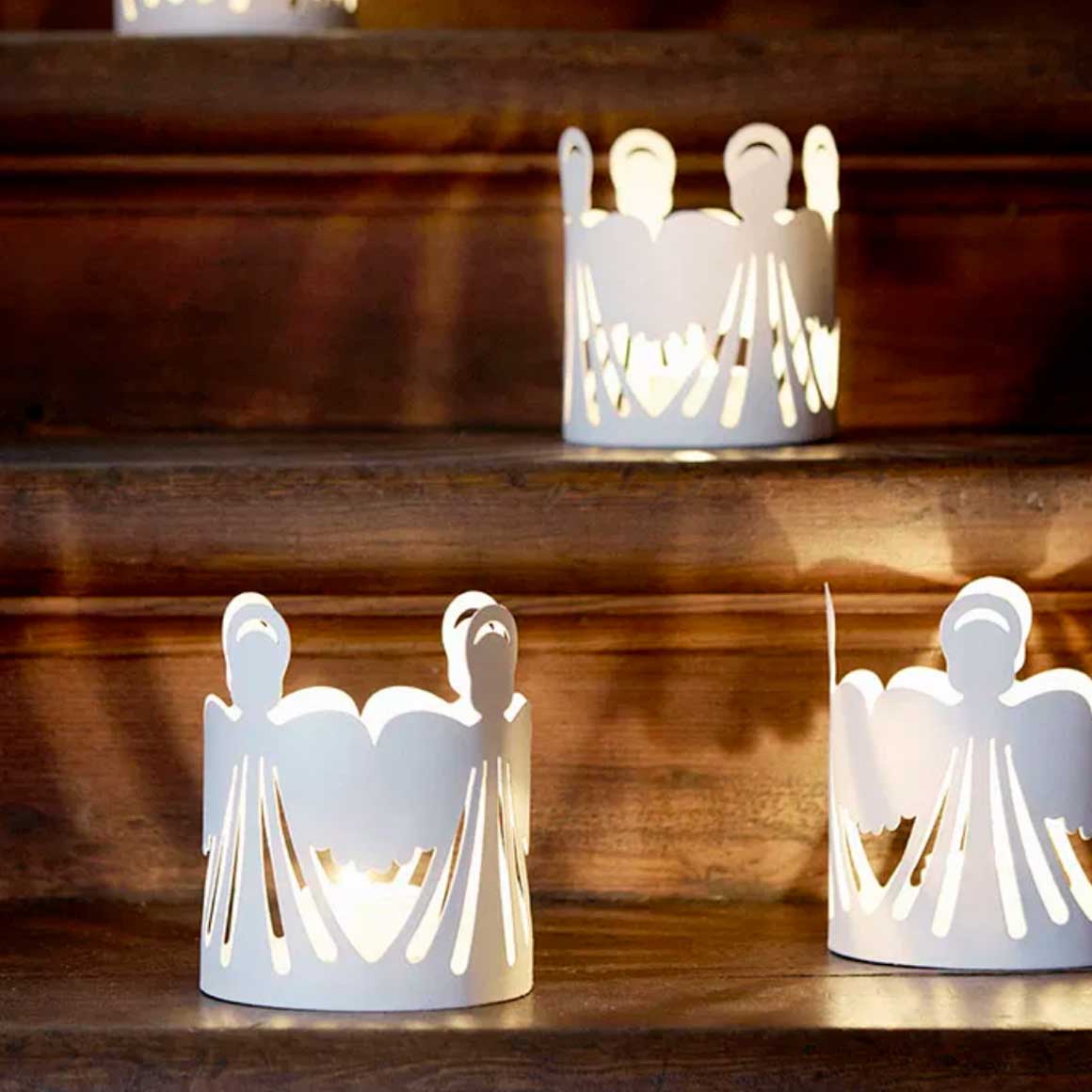 Weiße Kerzendeko mit Engeln ♥ Bezaubernde Deko ♥ rundes Windlicht, das von Engeln umgeben ist ✓ Weiße Laterne als Tischdeko ♥ Soulbirdee Weihnachtsshop
