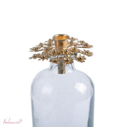 Flaschen-Kerzenhalter Bottle aus mattgoldem Messing mit filigranen Blüten-Verzierungen im Vintage-Stil.