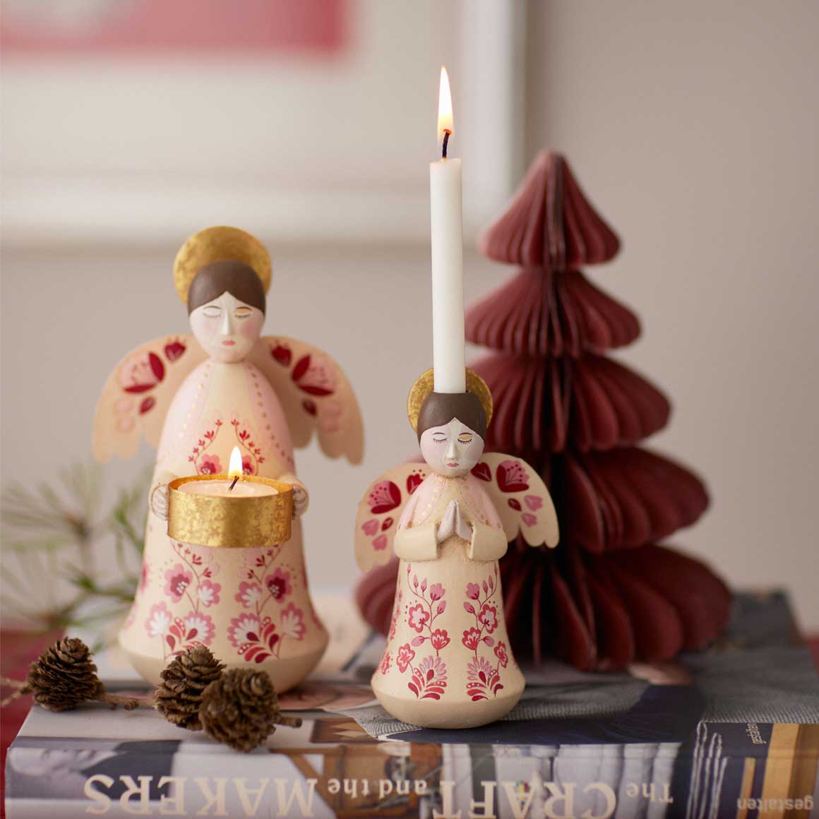 Individuelle Weihnachtsdekoration Kerzenhalter Engel Rot scandi Boho Stil für Weihnachten als Dekoration 2 Engel Kerzenständer von Bungalow Dänemark Deko Xmas 
