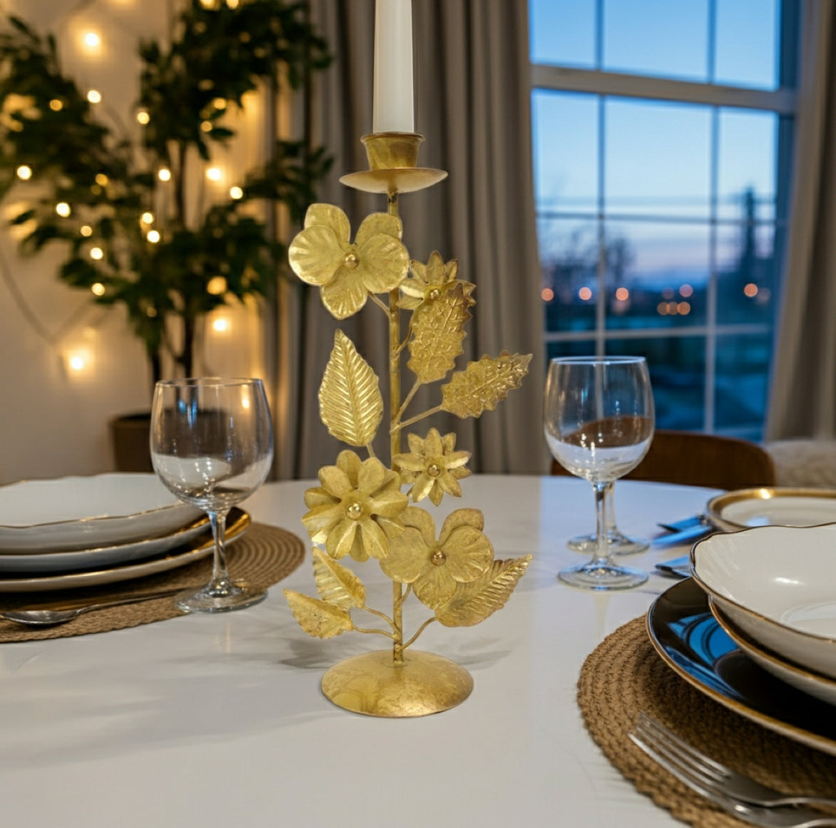 Festliche Tischdekoration mit dem Imbarro Kerzenhalter Avalon in Mattgold für ein gemütliches Boho-Zuhause
