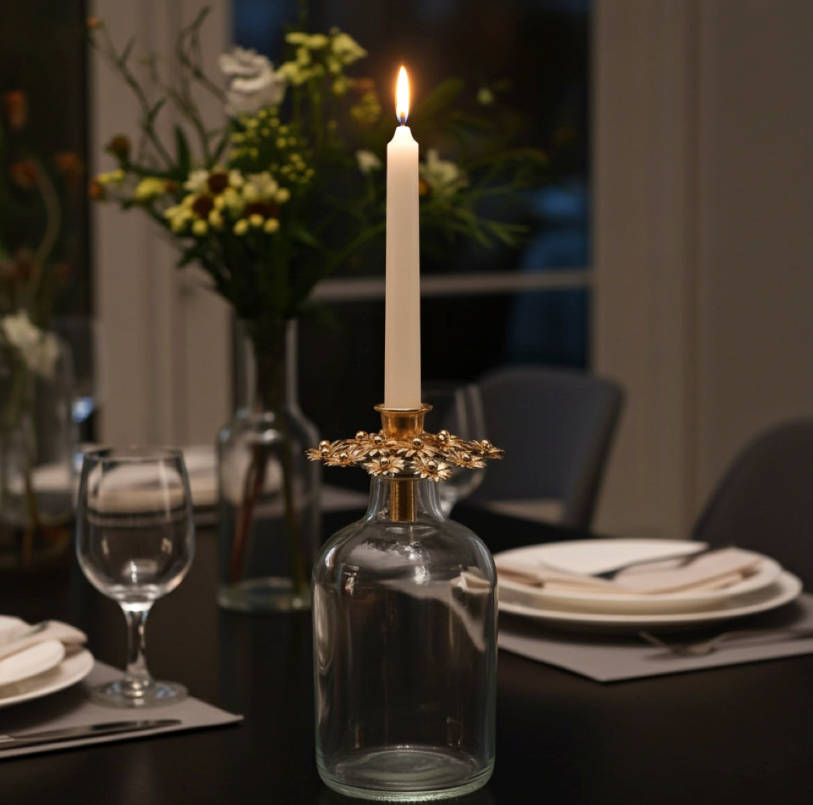 Nachhaltige Deko-Idee: Kerzenhalter Bottle verwandelt Flaschen in ausgefallene Boho-Leuchter aus Messing.