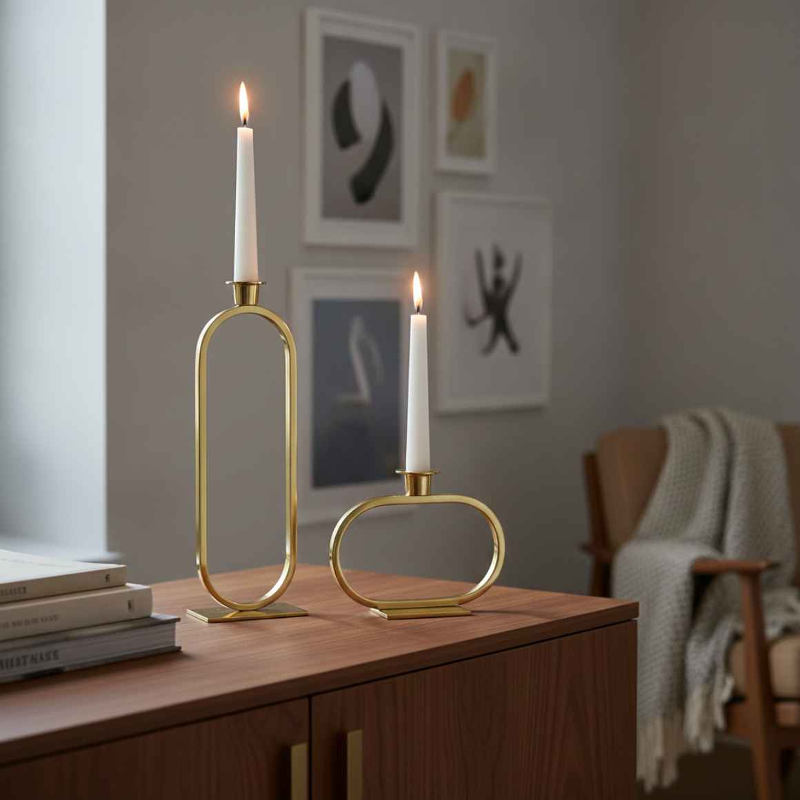 goldene kerzenhalter oval elegant als wohnzimmerdeko auf sideboard
