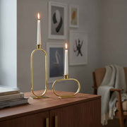 goldene kerzenhalter oval elegant als wohnzimmerdeko auf sideboard