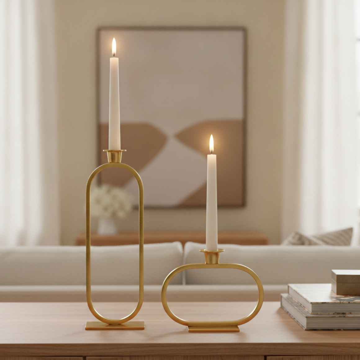 goldene kerzenständer im wohnzimmer als elegante deko