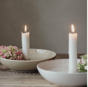 Romantischer Kerzenteller für Stabkerzen mit sommerlicher Blüten-Dekoration.