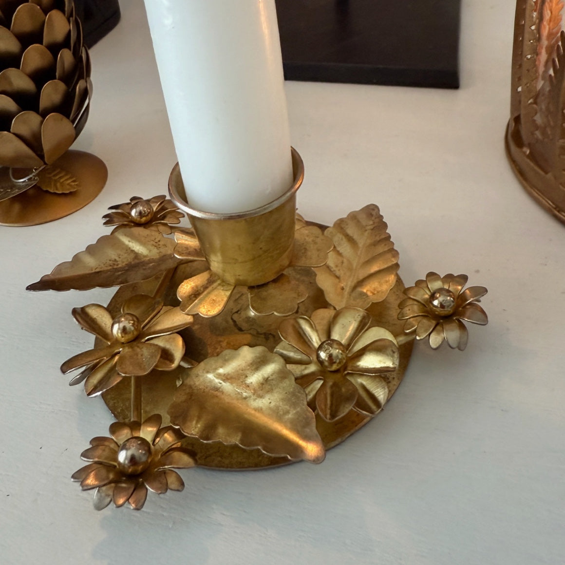 Detail des Messing Boho Kerzenständer Kerzenhalter Alice mit Blättern und Blüten