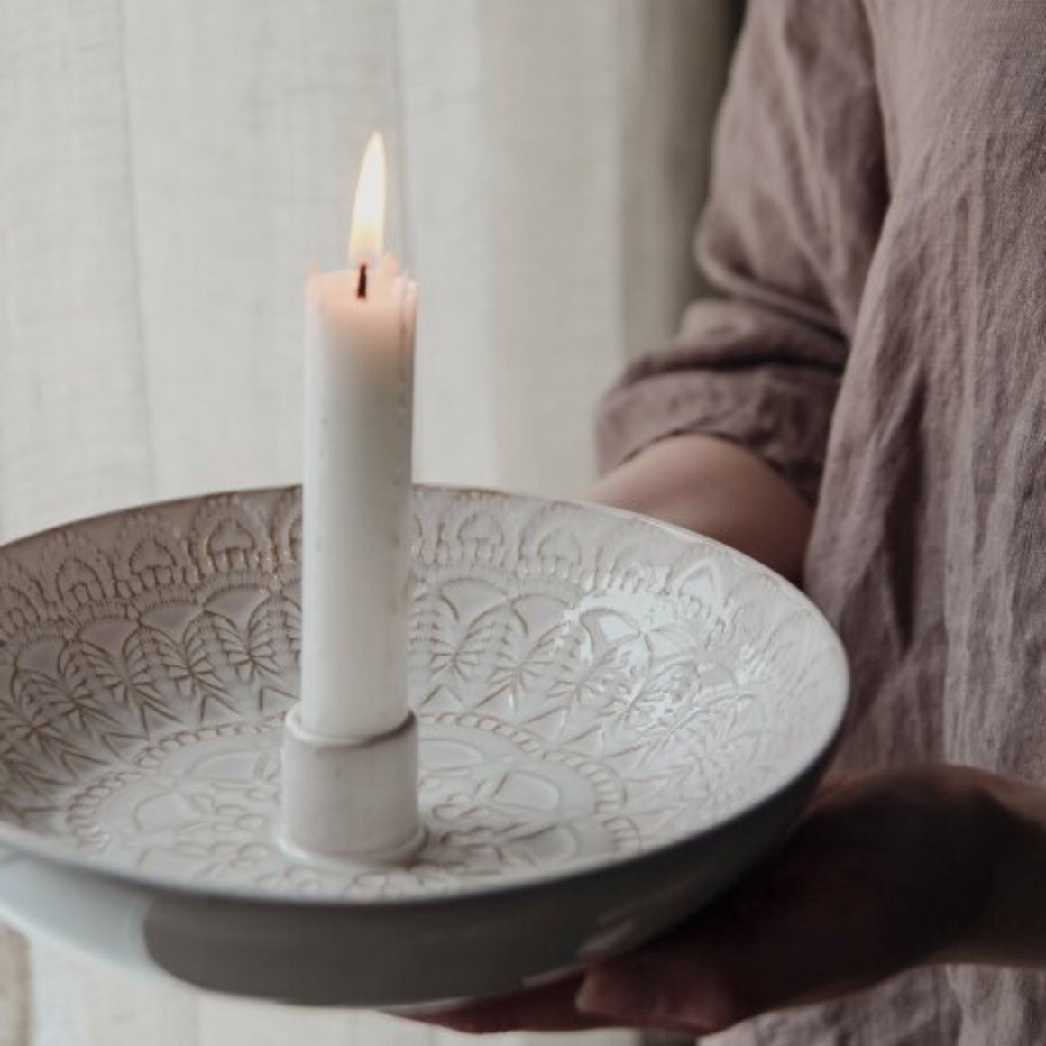 Handgefertigter Kerzenteller HAPPINESS von Majas Cottage mit 21 cm Durchmesser.