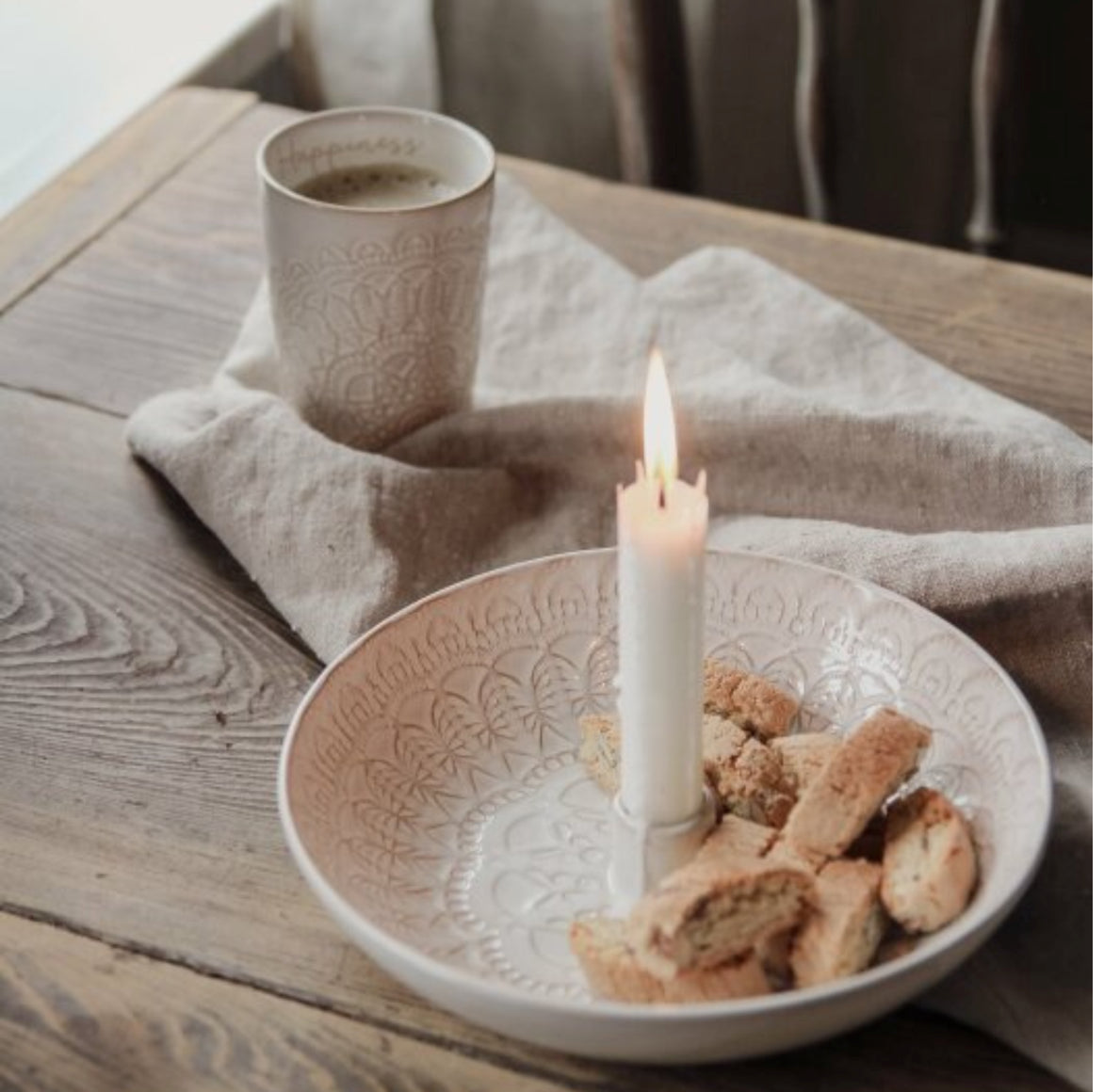 Draufsicht auf den beigefarbenen Kerzenteller mit cremeweißer Reaktiv-Glasur.