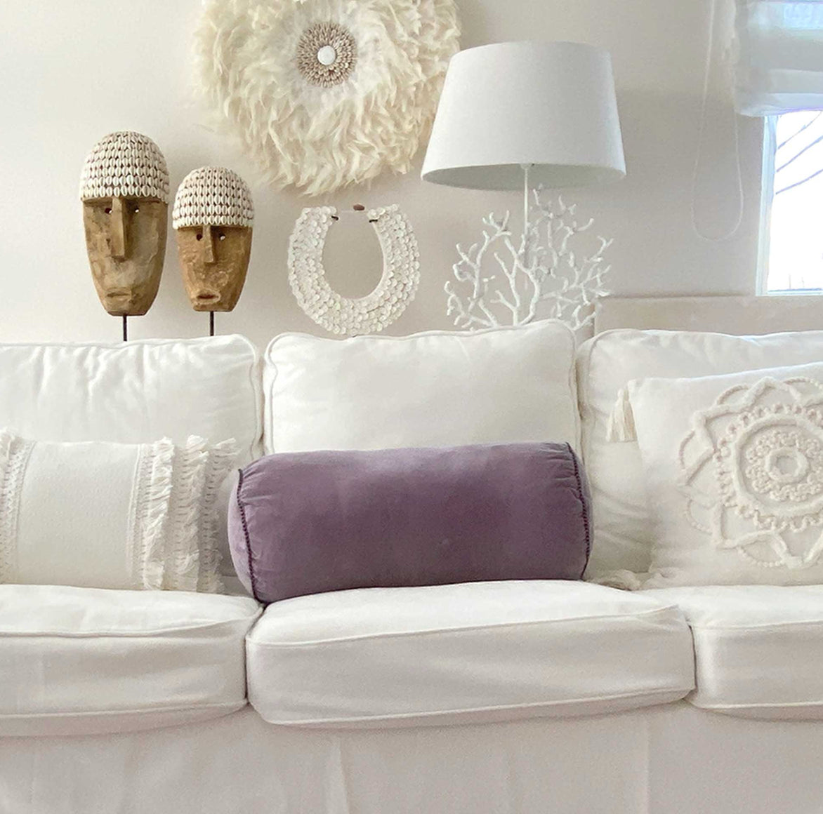 Samt Rolle Kissen Lila Madam Stoltz 20x50cm Pastell auf Sofa