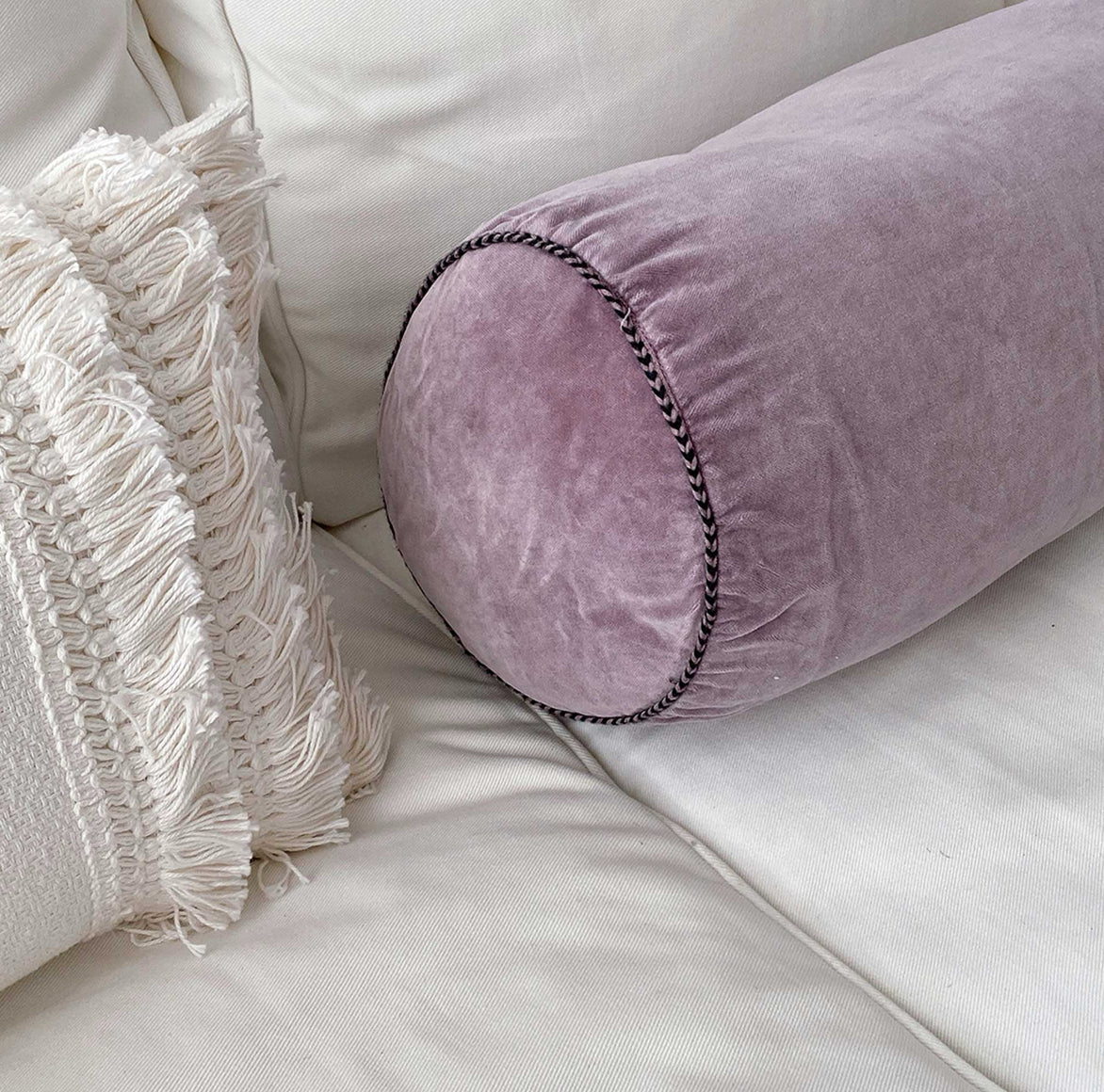 Detail des Samt Rolle Kissen Gelb Madam Stoltz 20x50cm Pastell 