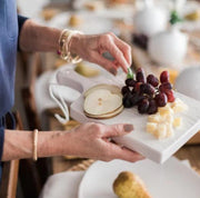 Kleines weißes Holzbrett zum Servieren von Obst und Käse mit Apero
