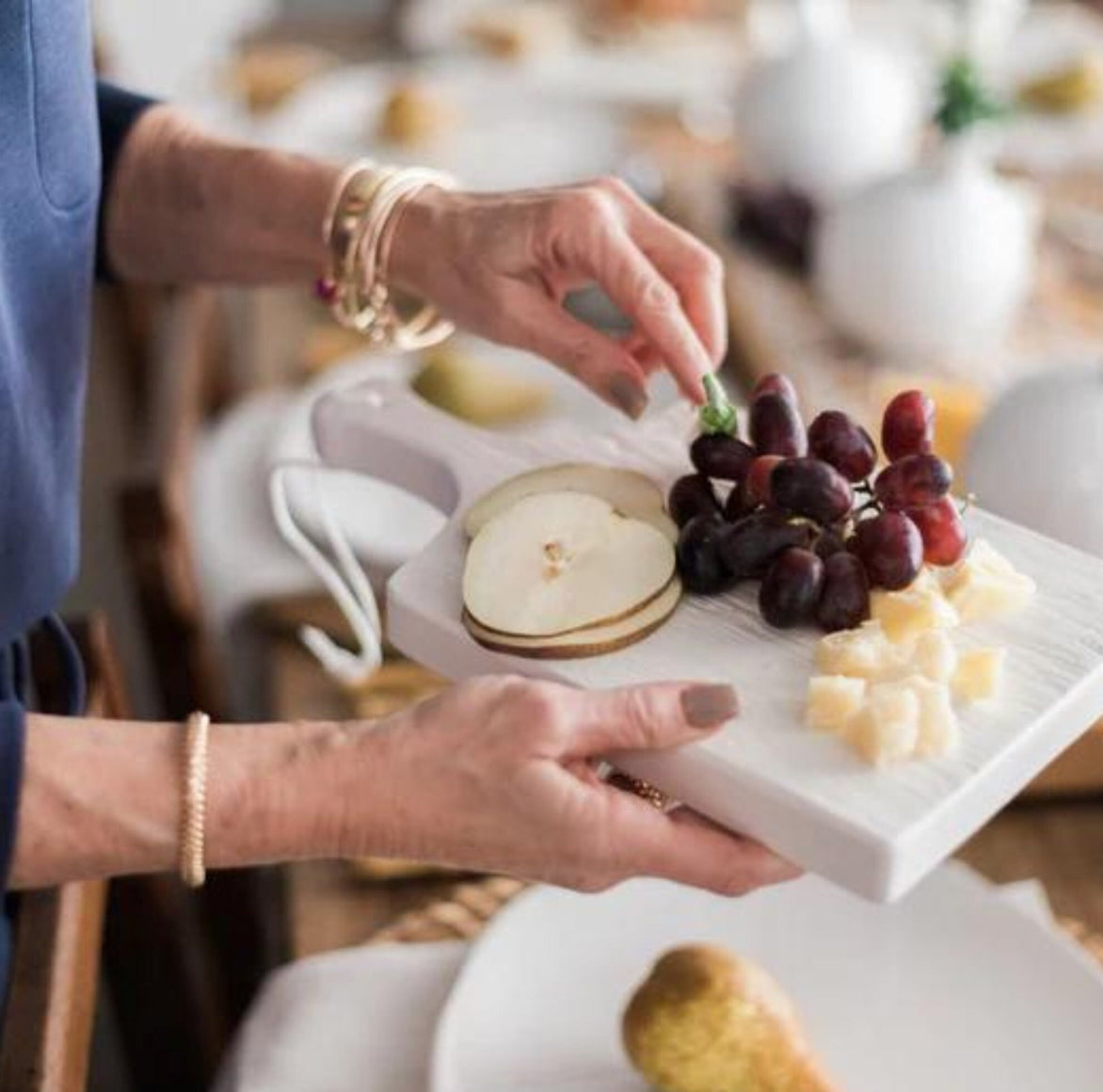 Kleines weißes Holzbrett zum Servieren von Obst und Käse mit Apero