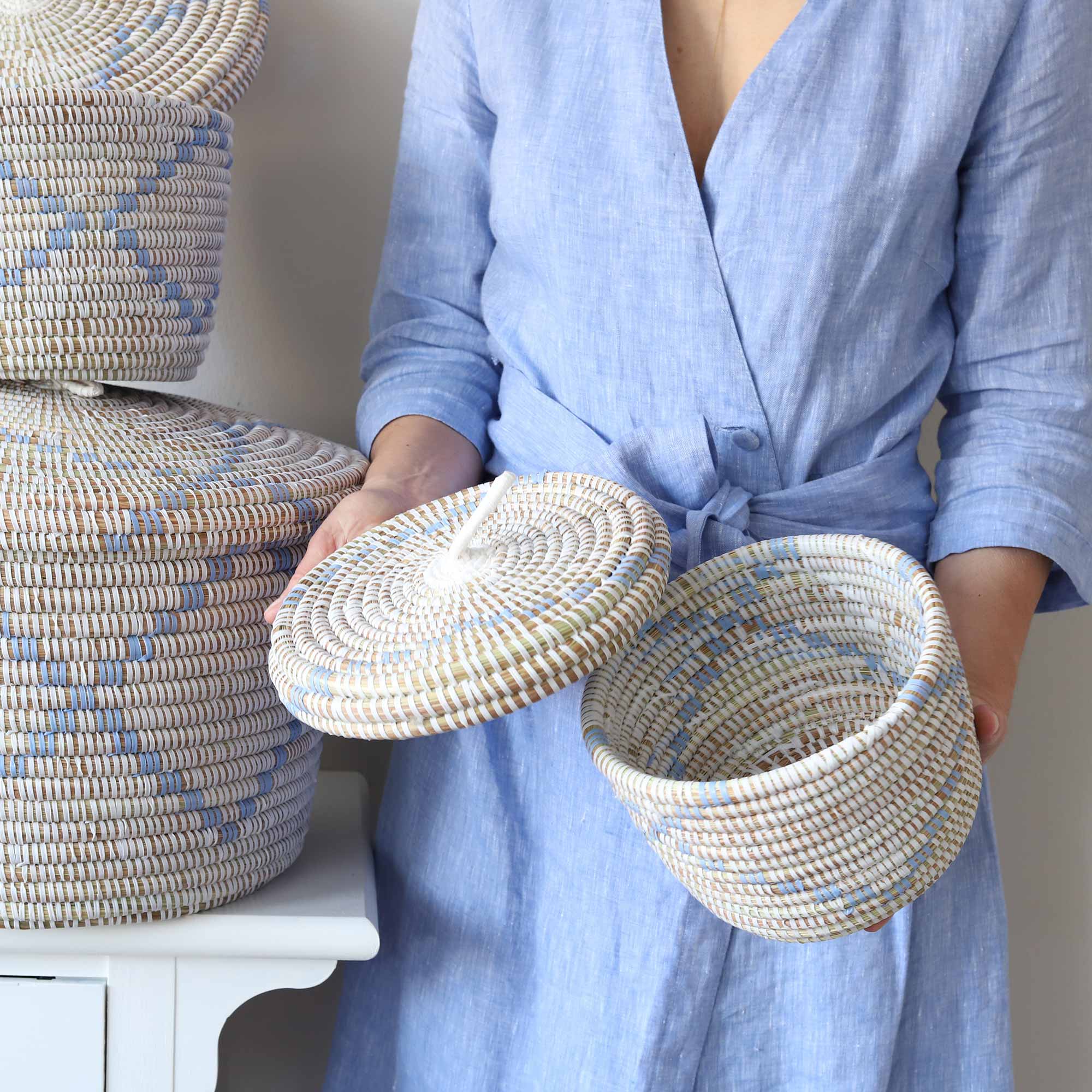 Detailaufnahme des Musters der weißen und farbigen Körbe aus dem 3er-Set Savanne“ Afrikanische, stapelbare Deckel-Körbe aus Savannen-Gras mit Ethno Muster