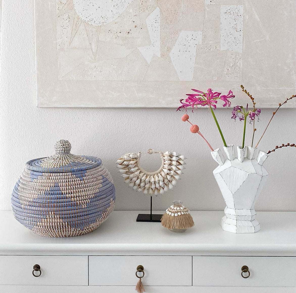 Korb in weiss Blau als dekoratives Aufbewahrungselement im Wohnzimmer auf Sideboard