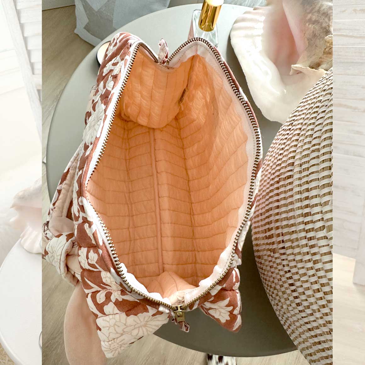 kosmetik tasche henkeltasche tasche bindi ateelier soulbirdee onlineshop geschenk baumwolle stoff print floral blumen kosmetik beutel waschbeutel tasche henkeltasche stoff tasche bindi soulbirdee onlineshop
