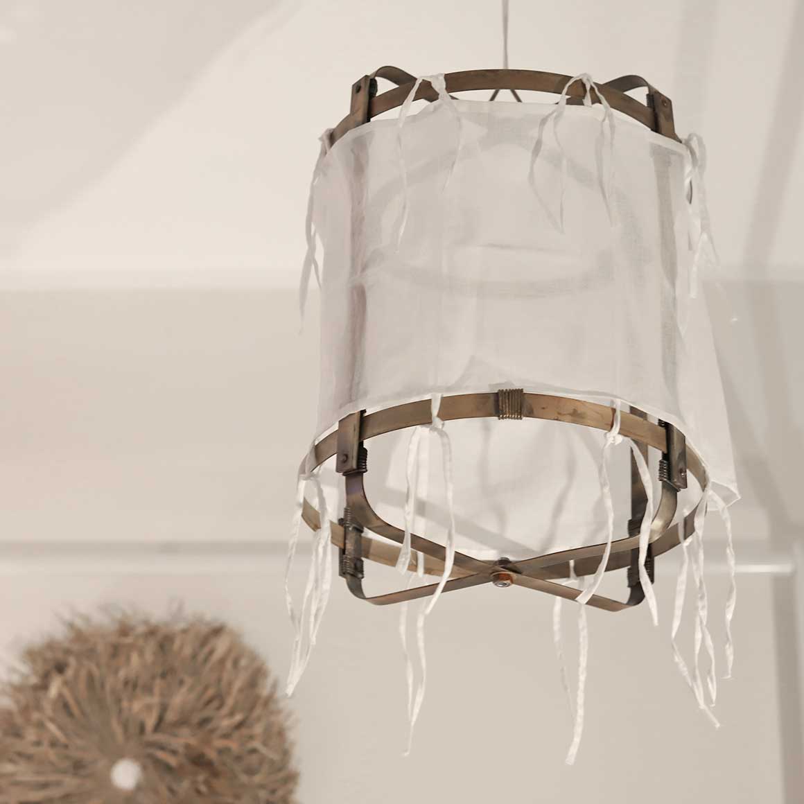 Lampenschirm Affari Sweet Dreams Leicht Stoff Weiss Pendellampe Pendelleuchte Schlafzimmerlampe Boho Stil Ibiza Hängelampe Metall Gestell Esstischlampe kaufen im Soulbirdee Onlineshop