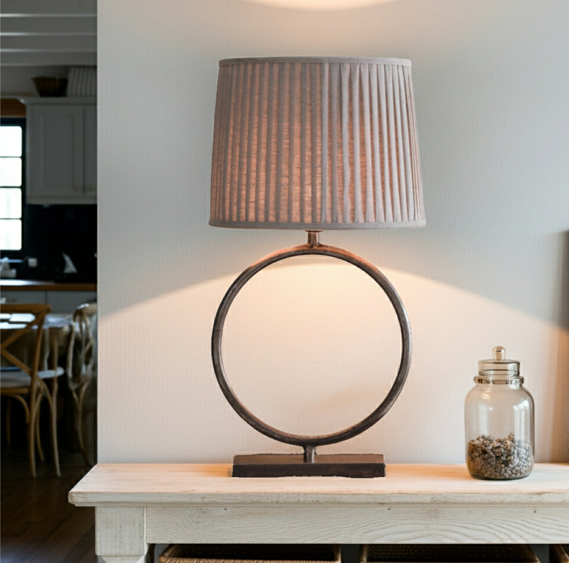 Landhaus Lampenschirm Sofia 40 aus Leinen mit klassischen Falten zusammen mit dem runden Lampenfuss Circle als Tischlampe im französischen Stil