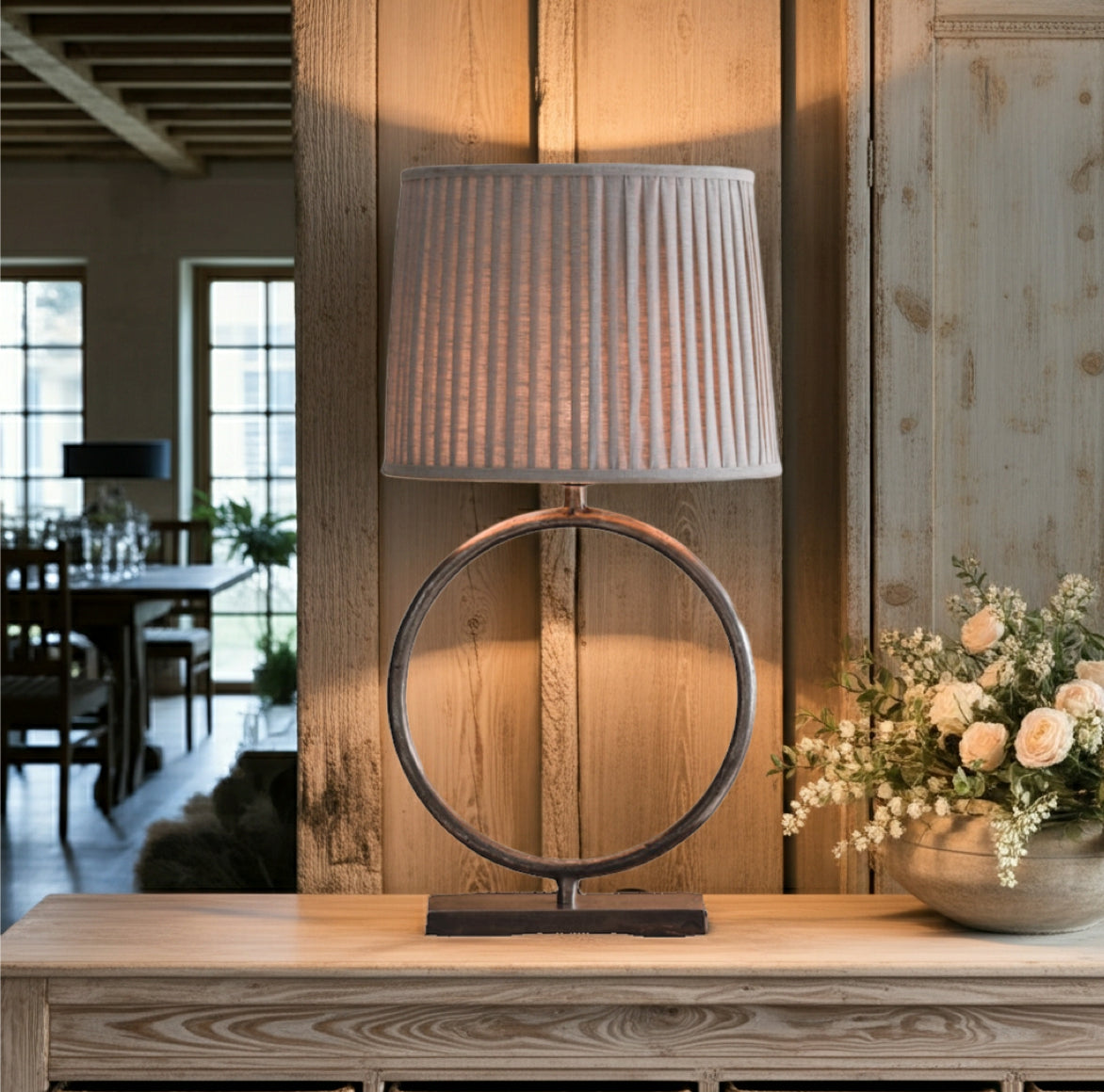Lampenfuss silber Metall Ring Design  im Landhaus Stil als Tischlampe auf einem Tisch 