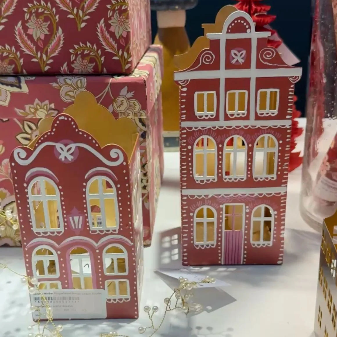 Zwei rote Lebkuchenhäuser als Weihnachtsdeko 
