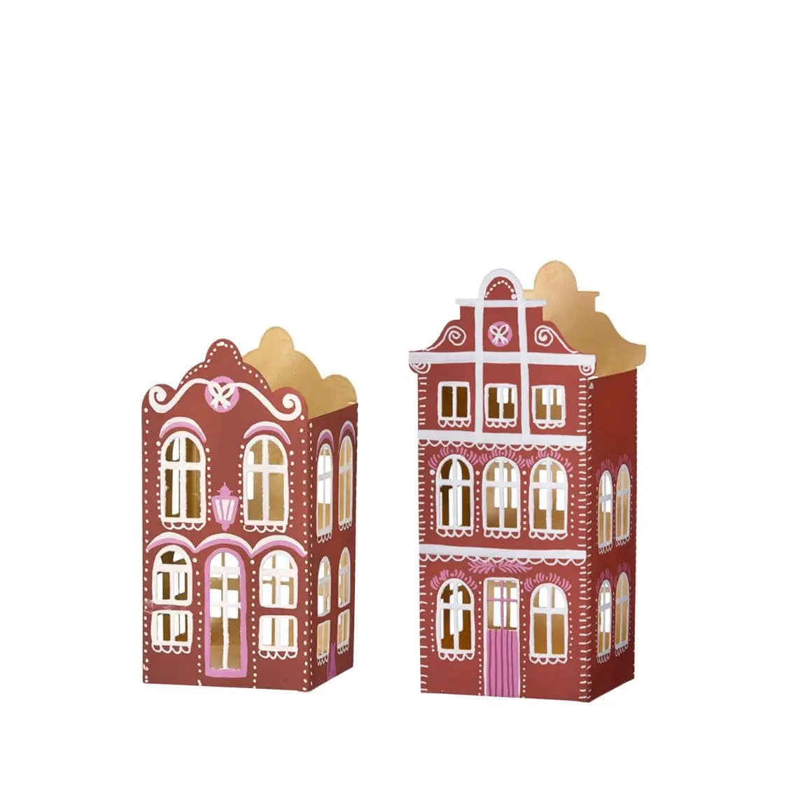 Rotes Lebkuchenhaus zusammen mit größerem Modell nebeneinander