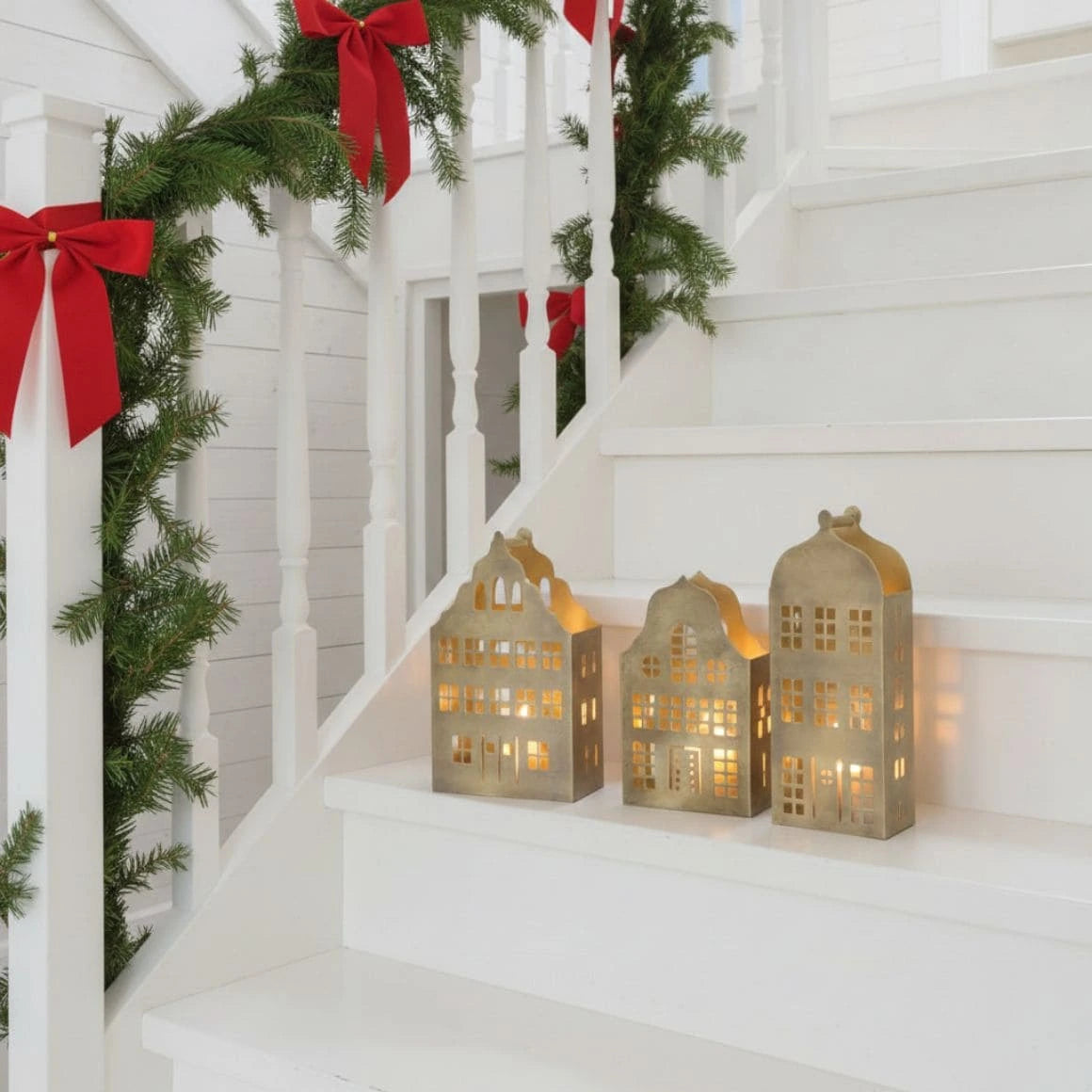 Lichthaus Gold weihnachtlich dekoriert auf Treppe