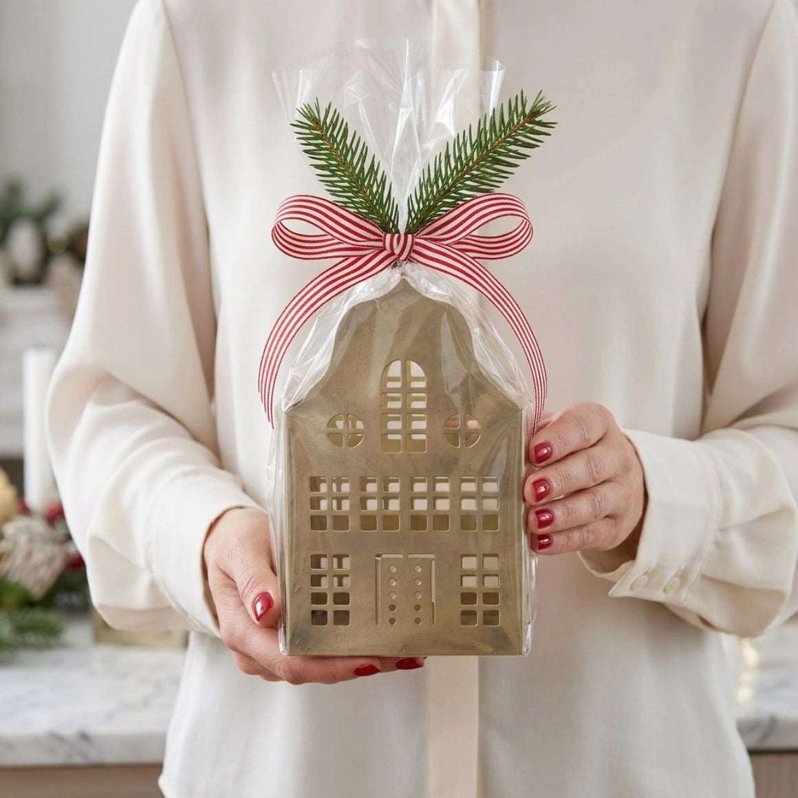 Goldenes Lichthaus als Geschenk zu Weihnachten 
